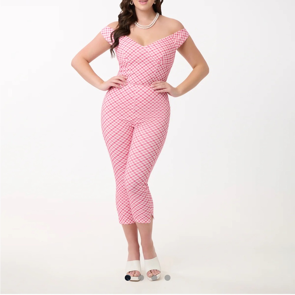 Unique Vintage 1950s Pink & White Gingham Capris
